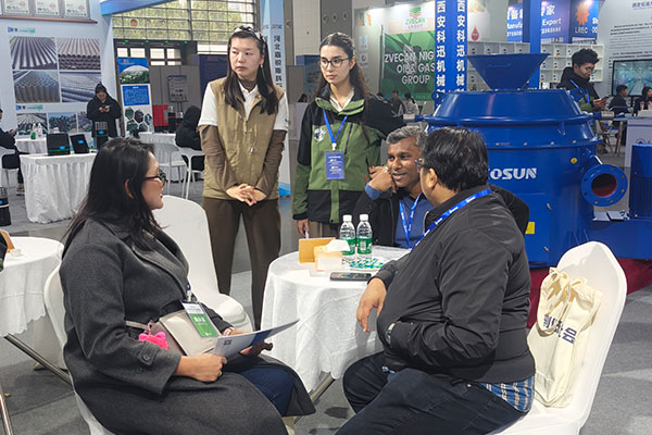 西安科迅機(jī)械展位上正在交談的客戶 西安科迅機(jī)械展位上正在交談的客戶